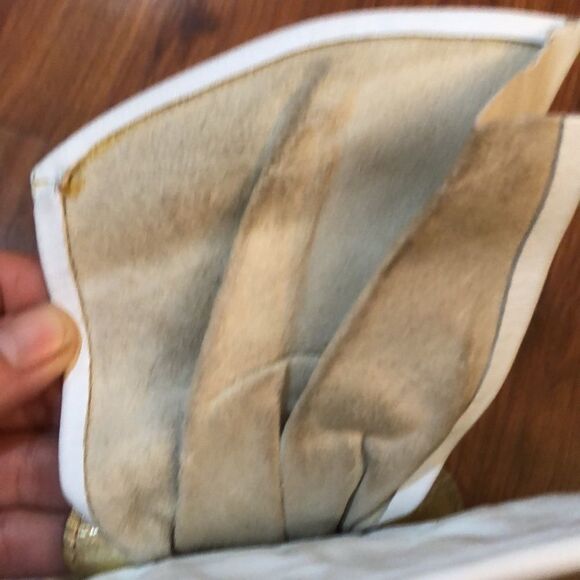 Vintage White and gold leather clutch purse with straps. - Picture 10 of 11
